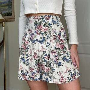 Vintage 80s Floral High Waisted Shorts, Pleated Wide Leg - Size 5/6